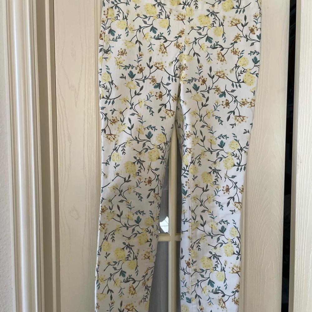 NYDJ white w/ yellow flowers pull on jeans 62% cot 18%poly 17% vis 3% lyc